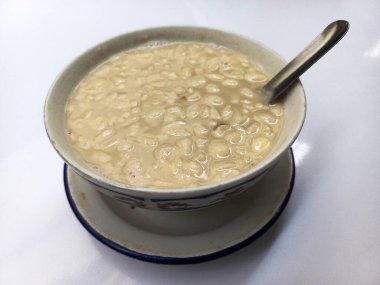 Sıcak bir kase Wedang Kacang Tanah, tatlı bir Endonezya fıstık çorbası, sıcak bir ikram için mükemmel. Lezzetli yerel tatlı veya aperatif.