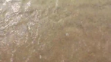 Sahildeki dalgalar sakin ve temizdir. Böylece kumsalın dibi ve kumu görülebilir.