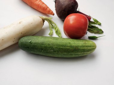 Taze salatalık, domates, turp, havuç ve pancar. Renkli, sağlıklı sebzeler yemek ve salata için..