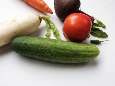 Beyaz arka planda taze sebzeler ve otlar