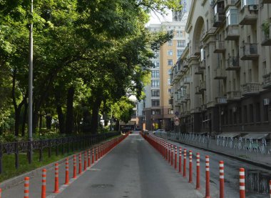 Park ve evler arasındaki sınırlayıcılar yüzünden asfaltlanmış yol, Kyiv, Ukrayna