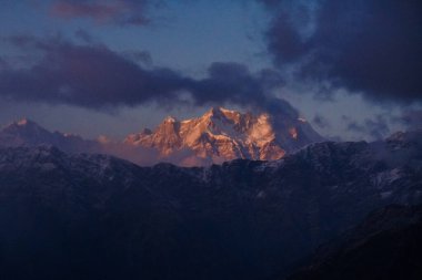 Günün son ışığı, Tungnath 'ın sakin inişi sırasında çekilen turuncu renklerle Himalayalar' ı alevler içinde bırakıyor..