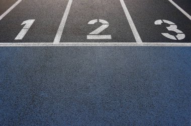 Öğleden sonra 1, 2 ve 3 numaralı şeritlerle koşu pisti güneş ışığı, desenli yüzeyin yakın görüntüsü ve mavi ve siyah asfalt üzerine çizgiler, ırk, rekabet ve zindelik kavramı