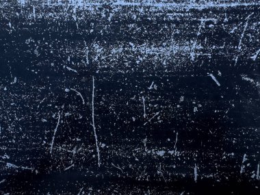 Sanayi, soyut ya da tasarım kullanımı için beyaz boya lekeleri ve grunge deseni yakın plan arkaplanı olan eski çizilmiş metal yüzey. Yüksek detay, yıpranmış ve sıkıntılı görünüş