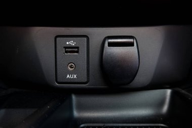 USB ve AUX giriş panellerini ses bağlantısı ve şarj için kapatın. Aygıtlar için modern çokluortam arayüzü ile otomotiv içi