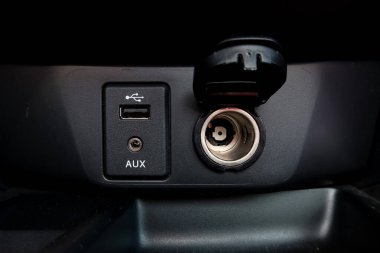 USB ve AUX girişlerinin güç prizi açık olan yakın görüntüsü. Modern araçta şarj ve ses bağlantısı için iç gösterge paneli