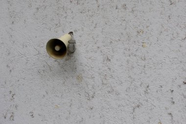 Klasik Hoparlör Yıpranmış Duvar Acil Durum Hoparlörüne Bağlandı