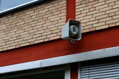 Brick Building for Emergency Anons ya da Public Communication 'da Modern Outdoor Monted Hoparlör
