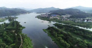 Bir dağ, bir nehir ve gökyüzünden bir tekne.