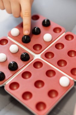 Aile Oyun Zamanı. Eğlenceli bir masa üstü oyunu, tahtaya misket koyan çocukları ve arkadaşlarını bir araya getirir. Bu bir neşe, strateji ve arkadaşlık anı. Masa oyunları. Yüksek kalite fotoğraf