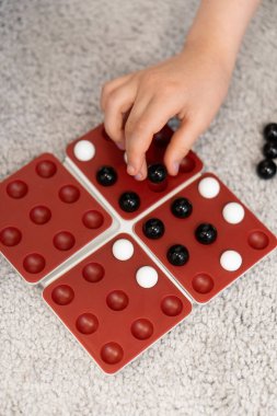 Çocukların elleri, her virajda stratejilerini değiştirerek oyun tahtasındaki misketleri oynatıyor. Oyun eğlenceli bir yetenek ve planlama testidir. Yüksek kalite fotoğraf