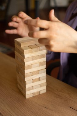 Elleri hareket halinde olan tahta blok kulesi takım çalışmasını, karar vermeyi ve stratejiyi sembolize eder. Kurumsal atölyeleri, takım oluşturma egzersizleri veya liderlik eğitimi için ideal