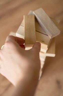 Takım oluşturma faaliyetlerinde gereken hassasiyet ve risk yönetimini sembolize eden bir oyun sırasında tahta bloklar hareket ettiriliyor. Takım çalışması, liderlik ve işbirliği üzerine atölyeler için mükemmel.