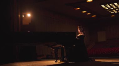 Bir piyanist loş bir konser salonunda tek başına piyano çalar. Tek bir spot ışığı onun siluetini vurguluyor, tutku ve müzikle dolu duygusal ve sinematik bir atmosfer yaratıyor..