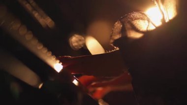 Piyanistlerin elleri, sıcak dramatik ışıklandırmayla aydınlatılan piyano tuşlarının üzerinde zarifçe süzülür. Hassas hareket, tutkunun, müziğin ve duygunun özünü büyüleyici bir yakın çekim ile yakalar..