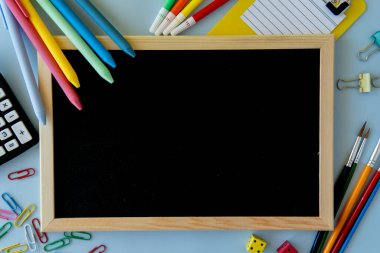Matematik sanatı ve organizasyon gibi konuları temsil eden düz çalışma alanı ve yaratıcı malzemeler. Okul sahne çalışması rutini ve atmosfer tasarımını öğrenmek için düzenlenmiş renkli nesneler.