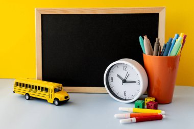 Okul araçları ve aksesuarları ile eğlenceli eğitim natürmort planlama ve öğrenci günlük rutininde düzen ve neşe ve yaratıcı ifade arasındaki dengeyi temsil eden