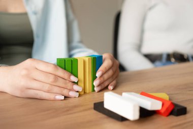 Eller renkli blokları canlı bir desen oluşturmak için hizalar, odaklanmayı, yaratıcılığı ve interaktif öğrenmeyi sembolize eder. Eğitim, takım çalışması egzersizleri ve yaratıcı oyun araçları için mükemmel..