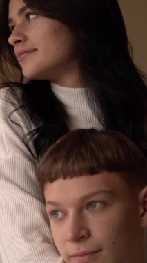 Bir çift pencereden dışarı bakarken sakin bir anı paylaşıyor. Yumuşak ışık, onların hassas bağlantılarını ve dingin samimiyetlerini yansıtan huzurlu ortamı güçlendirir. Yüksek kaliteli FullHD görüntüler