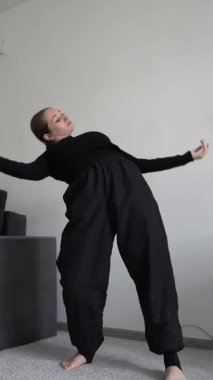 Zarif bir dansçı hareketin özünü nazikçe poz vererek ve anlamlı el hareketleriyle yakalar. Dekorun yumuşak tonları performans etrafında şiirsel bir atmosfer yaratıyor. Yüksek kalite