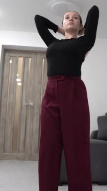 Dansçılar kusursuz bir şekilde güç ve zarafeti birleştirir. Minimalist arka plan her pozu arttırarak performansın akıcılığını vurgular. Yüksek kaliteli FullHD görüntüler