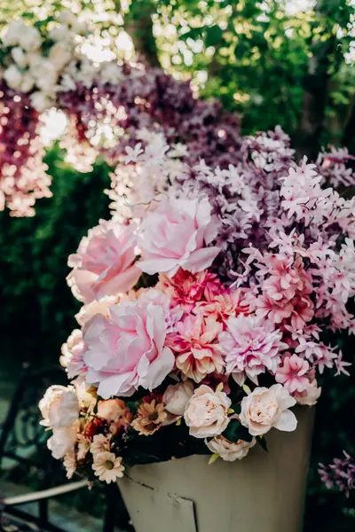 Romantik buket pembe beyaz ve kırmızı suni çiçekler yumuşak şakayıklar güller ve kasımpatılar düğün süslemeleri bahar çiçekleri çiçek düzenlemeleri pastel renk uyum doğa cazibesi kutlamaları