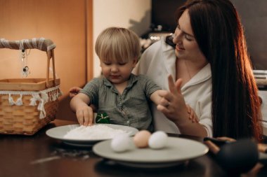 Bir anne ve oğul paskalya için hazırlanırken dağınık un oyununun keyfini çıkarırlar. Nazik ebeveynlik varlığıyla el sanatları ve anılar yaratırlar. Baharın sıcacık mutfağında gülüşmeler paylaşırlar.