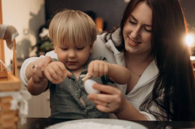 Bir anne ve küçük oğlu Paskalya hazırlığının huzurlu anlarını un pişirme ve el sanatları ile paylaşıyor. Dikkatli ebeveyn mutfağının dokularını ve neşesini keşfediyor ve yavaş çocukluğun güzelliğini anlatıyor.