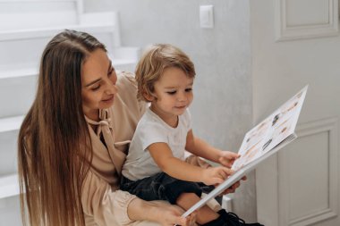 Neşeli bir anne ve bebek, National Day of Unplugging 'de bir fotoğraf albümüne takılıp barışçıl ekran özgür anılar yaratıyor ve beraberliği kahkahalarla, sevgiyle ve anlamlı varlıkla kutluyor.