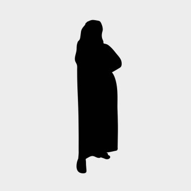 Uzun bir abaya 'da basit, zarif bir kadın silueti, kollarını kavuşturmuş, minimalist bir stil sergiliyor..