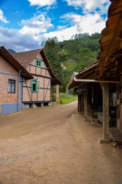 Eski yarı keresteli (Fachwerk) bir ev, açık mavi gökyüzü ile güneşli bir günde, geleneksel Alman tarzı mimari sergilenmektedir. Kültürel mirasın ve zamansız cazibenin resimsel bir sembolü..