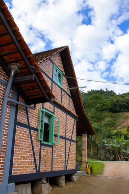 Eski yarı keresteli (Fachwerk) bir ev, açık mavi gökyüzü ile güneşli bir günde, geleneksel Alman tarzı mimari sergilenmektedir. Kültürel mirasın ve zamansız cazibenin resimsel bir sembolü..