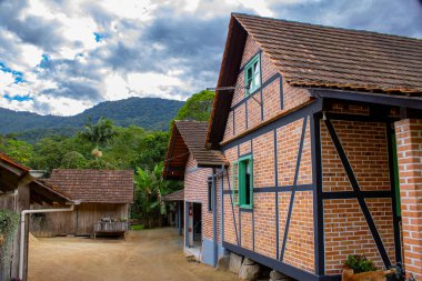 Eski yarı keresteli (Fachwerk) bir ev, açık mavi gökyüzü ile güneşli bir günde, geleneksel Alman tarzı mimari sergilenmektedir. Kültürel mirasın ve zamansız cazibenin resimsel bir sembolü..