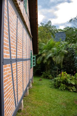 Eski yarı keresteli (Fachwerk) bir ev, açık mavi gökyüzü ile güneşli bir günde, geleneksel Alman tarzı mimari sergilenmektedir. Kültürel mirasın ve zamansız cazibenin resimsel bir sembolü..