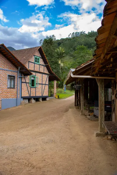 Eski yarı keresteli (Fachwerk) bir ev, açık mavi gökyüzü ile güneşli bir günde, geleneksel Alman tarzı mimari sergilenmektedir. Kültürel mirasın ve zamansız cazibenin resimsel bir sembolü..
