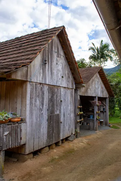 Eski yarı keresteli (Fachwerk) bir ev, açık mavi gökyüzü ile güneşli bir günde, geleneksel Alman tarzı mimari sergilenmektedir. Kültürel mirasın ve zamansız cazibenin resimsel bir sembolü..