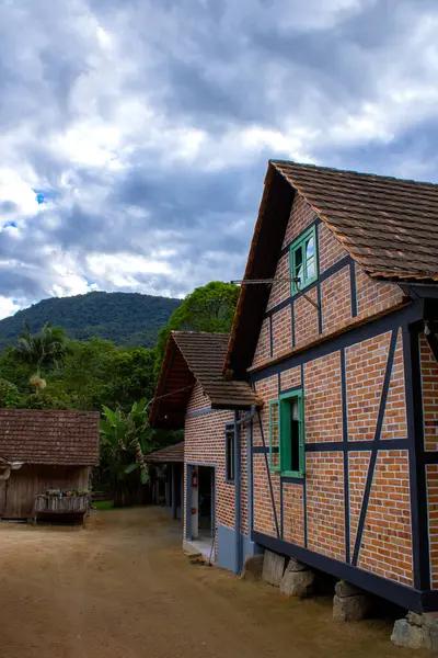 Eski yarı keresteli (Fachwerk) bir ev, açık mavi gökyüzü ile güneşli bir günde, geleneksel Alman tarzı mimari sergilenmektedir. Kültürel mirasın ve zamansız cazibenin resimsel bir sembolü..