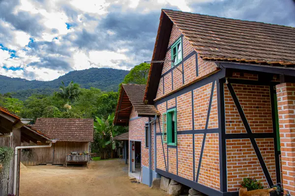 Eski yarı keresteli (Fachwerk) bir ev, açık mavi gökyüzü ile güneşli bir günde, geleneksel Alman tarzı mimari sergilenmektedir. Kültürel mirasın ve zamansız cazibenin resimsel bir sembolü..