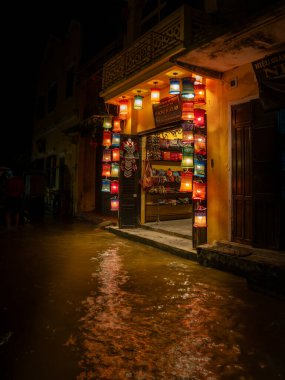 Hoi An 'ın kalbinde, canlı fenerler sessiz, sel basmış bir caddenin üzerinde asılı, su kaplı yolda renkli yansımalar bırakarak, antik kasabayı aynaya benzer bir harikaya dönüştürüyor..