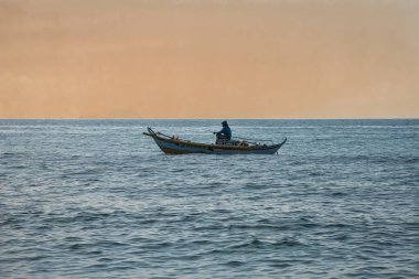Balıkçı teknesinde balıkçı
