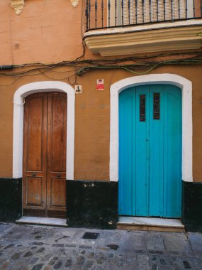 İspanya 'da sıradan bir Akdeniz şehrinin kapısı.