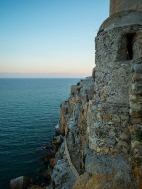 İspanya 'nın deniz kıyısındaki antik kalenin kalıntıları.