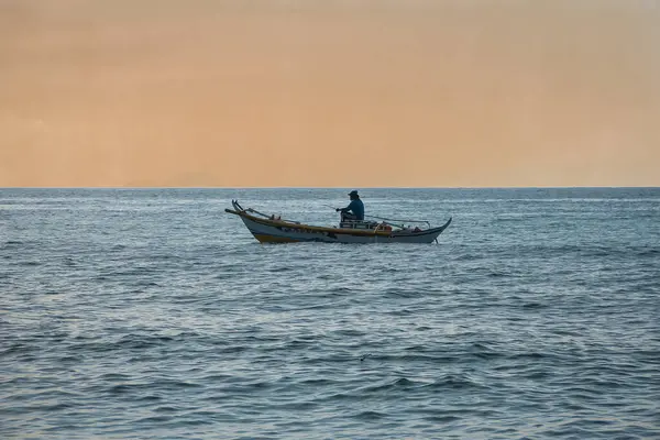 Balıkçı teknesinde balıkçı