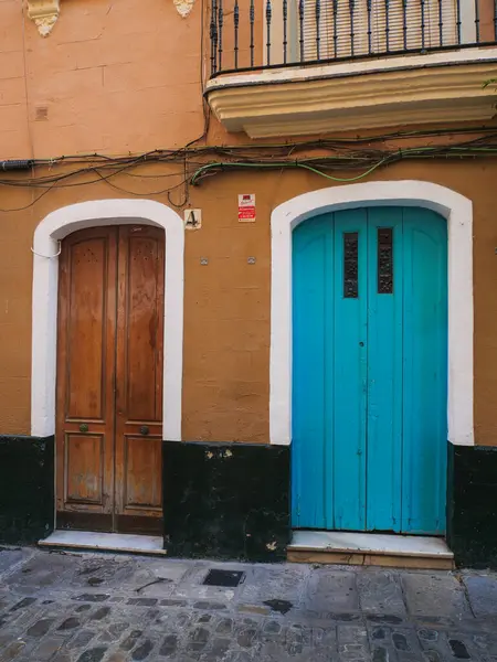 İspanya 'da sıradan bir Akdeniz şehrinin kapısı.