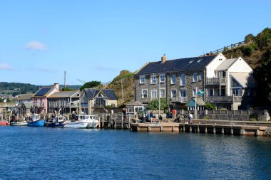 AXMOUTH, UK - 30 AĞUSTOS 2022 - Baltaya kıyısı boyunca demirlemiş botlar arkada, Axmouth, Devon, İngiltere, Avrupa, 30 Ağustos 2022.