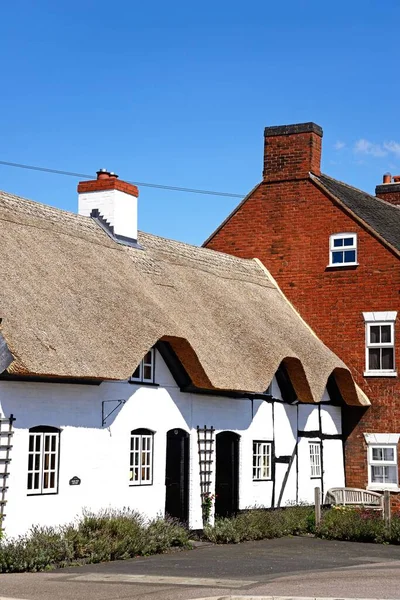 Burton Trent August 2020 Pretty Traditional English Whitewashed Thatched Cottage — 图库照片