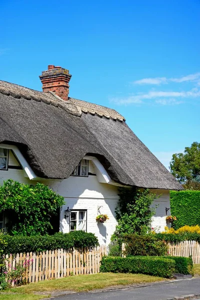 stock image BURTON-UPON-TRENT, UK - AUGUST 7, 2020 - Pretty traditional English whitewashed thatched cottage in the village centre, Kings Bromley, Staffordshire, England, UK, Europe, August 7 2020.