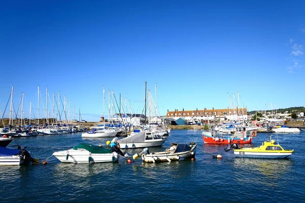 2022年8月30日 イギリス アクスマス デヴォン イギリス ヨーロッパ 2022年8月30日 町の建物と港のアクス川沿いに係留された漁船とヨット — ストック写真