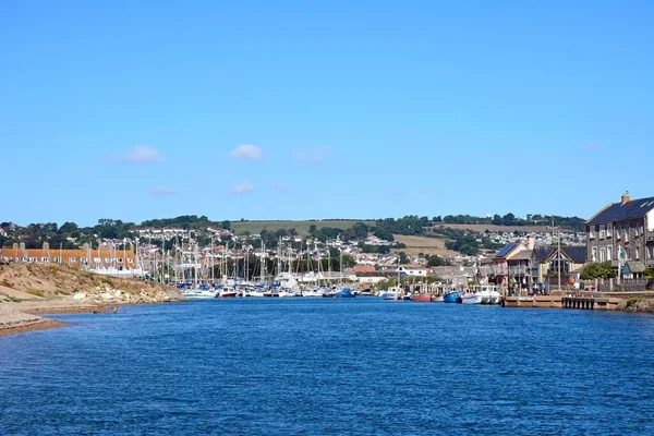 2022年8月30日 英国阿克斯莫思 2022年8月30日 英国德文郡Axmouth的渔船和游艇停泊在港口的Axe河沿岸 船尾有建筑物和农村 — 图库照片