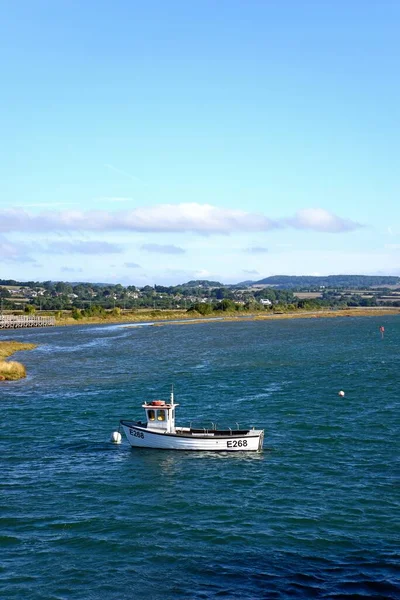 Axmouth Ağustos 2022 Balta Nehri Boyunca Demirlemiş Küçük Bir Balıkçı — Stok fotoğraf